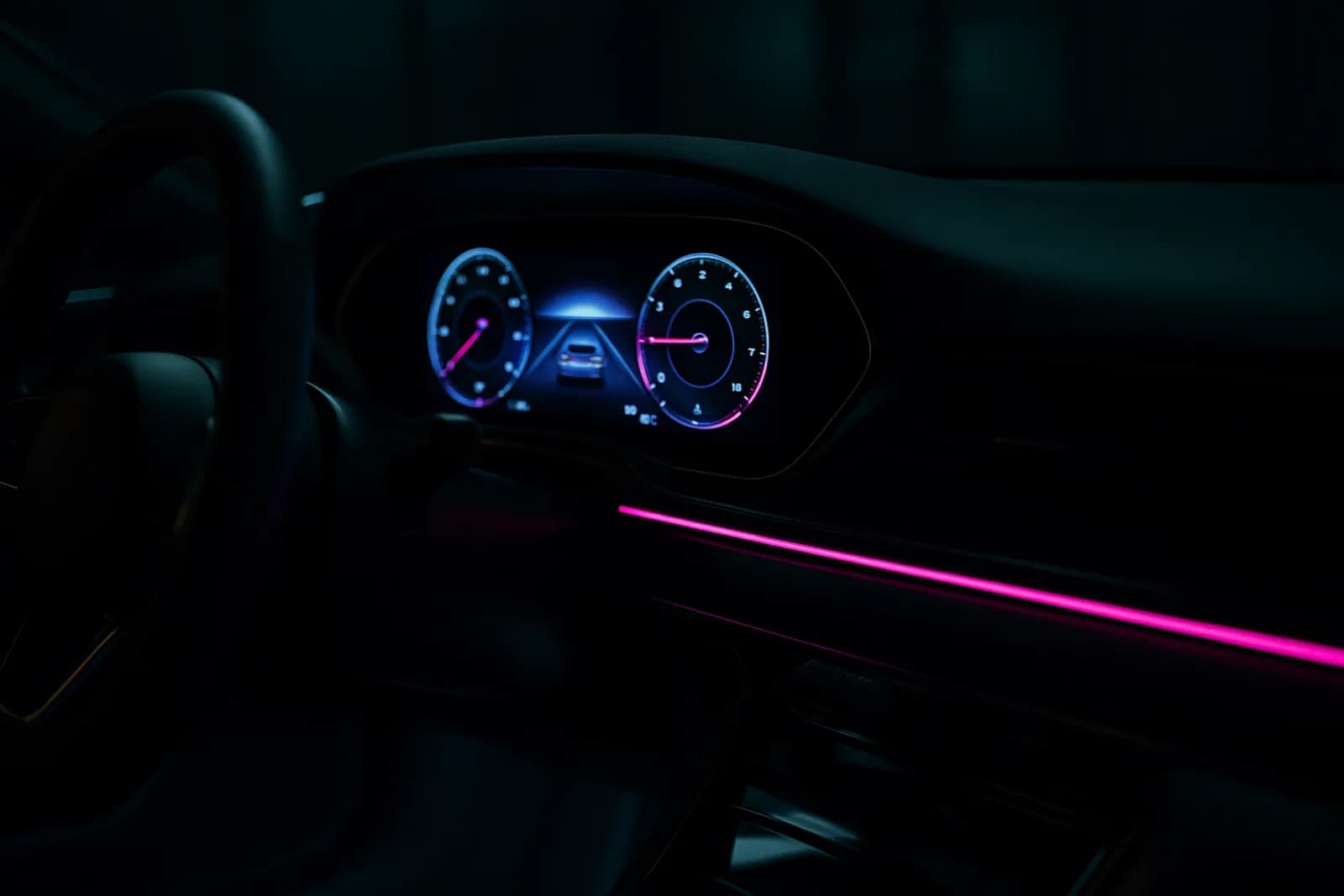 Premium-Cockpit nachts mit aktivem Fahrerdisplay