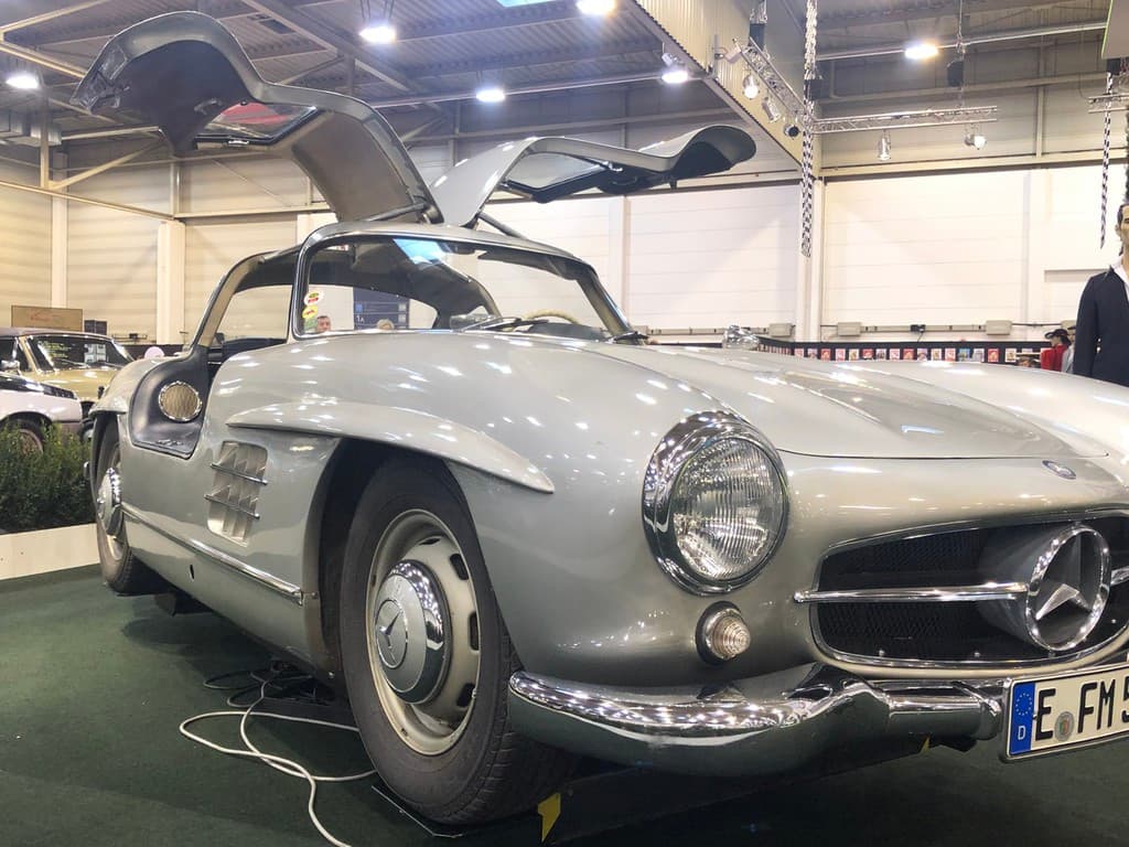 Mercedes 300 SL Oldtimer mit Flügeltüren auf der Messe.