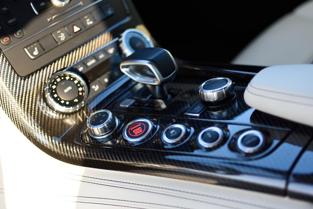 AMG-Mittelkonsole aus Carbon, Detail am Start-Stop-Knopf.