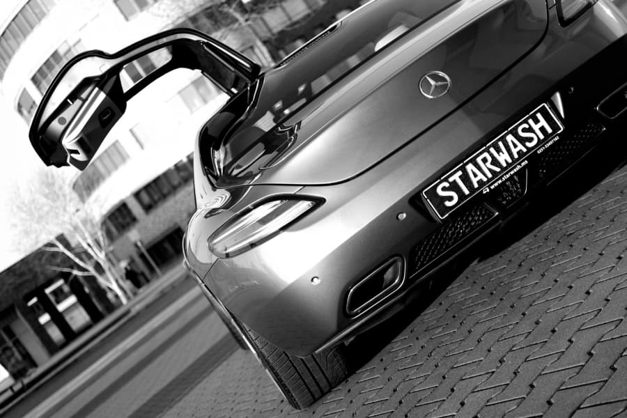 AMG-Heck in Schwarzweiss mit Haus-Kennzeichen.