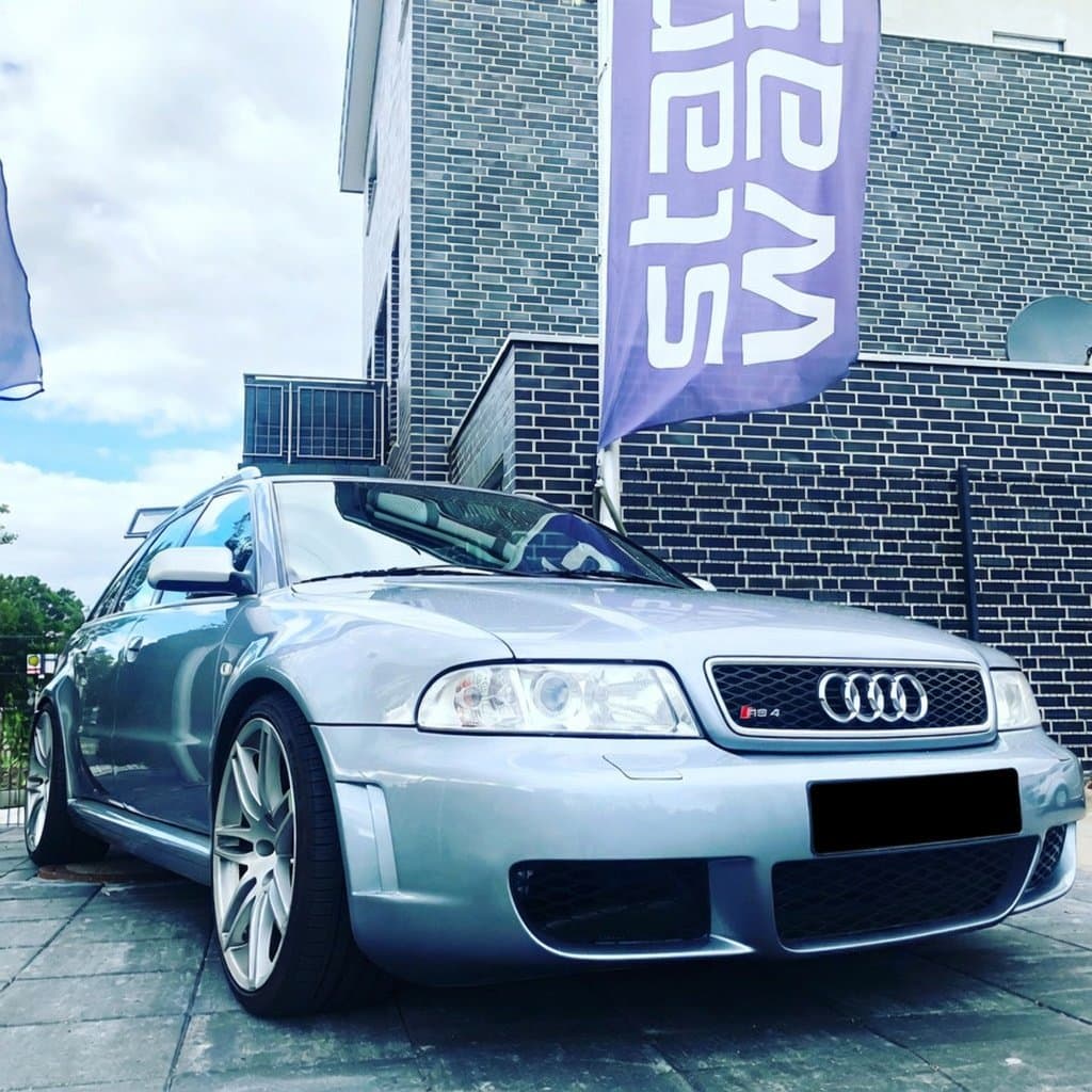 Audi RS4 Avant tiefergelegt vor der Werkstatt.