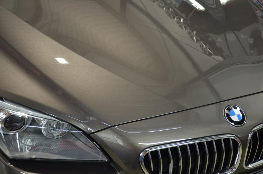 BMW-Haube spiegelnd nach Lackaufbereitung.
