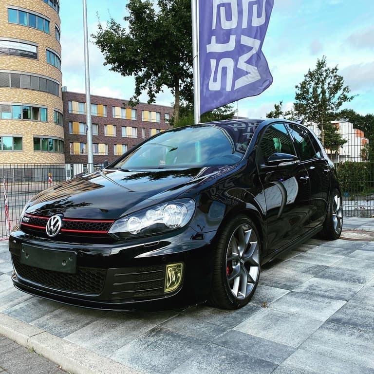 VW Golf GTI in Schwarz mit roten Bremssätteln.