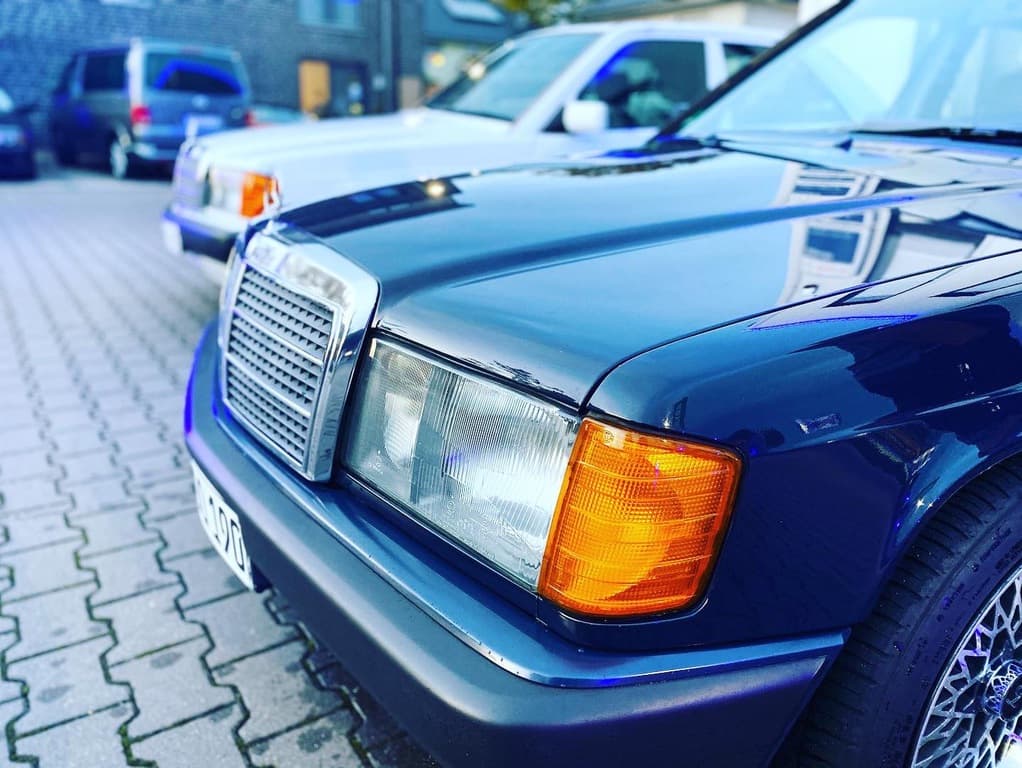 Blauer Mercedes Oldtimer (190E) — Frontdetail.