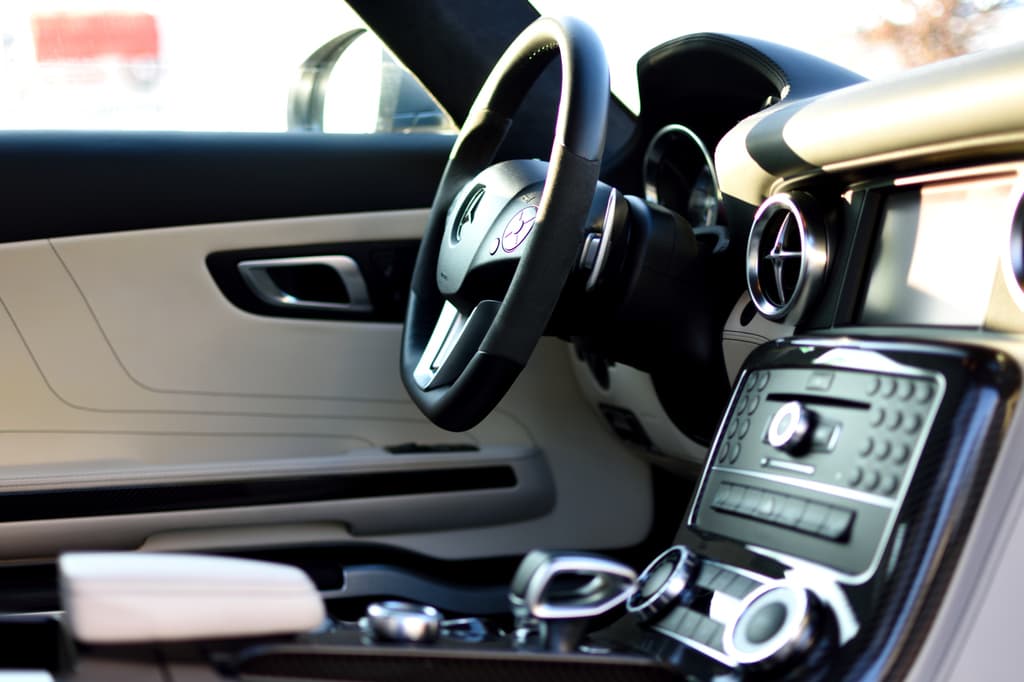 Mercedes-Cockpit — Innenraum-Detail am Lenkrad.