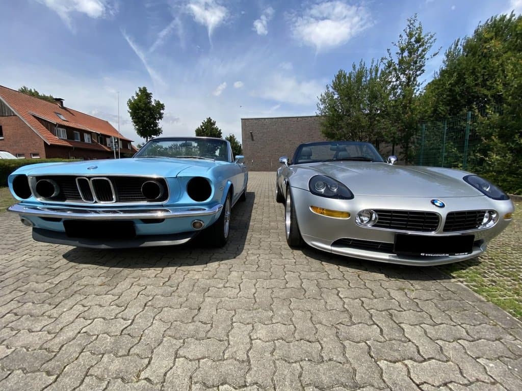 BMW 2002 Oldtimer neben BMW Z8 vor der Werkstatt.
