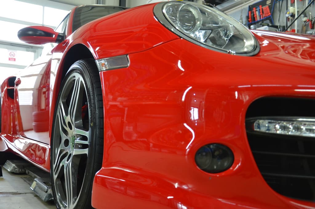 Roter Porsche 911 Turbo in der Werkstatt.