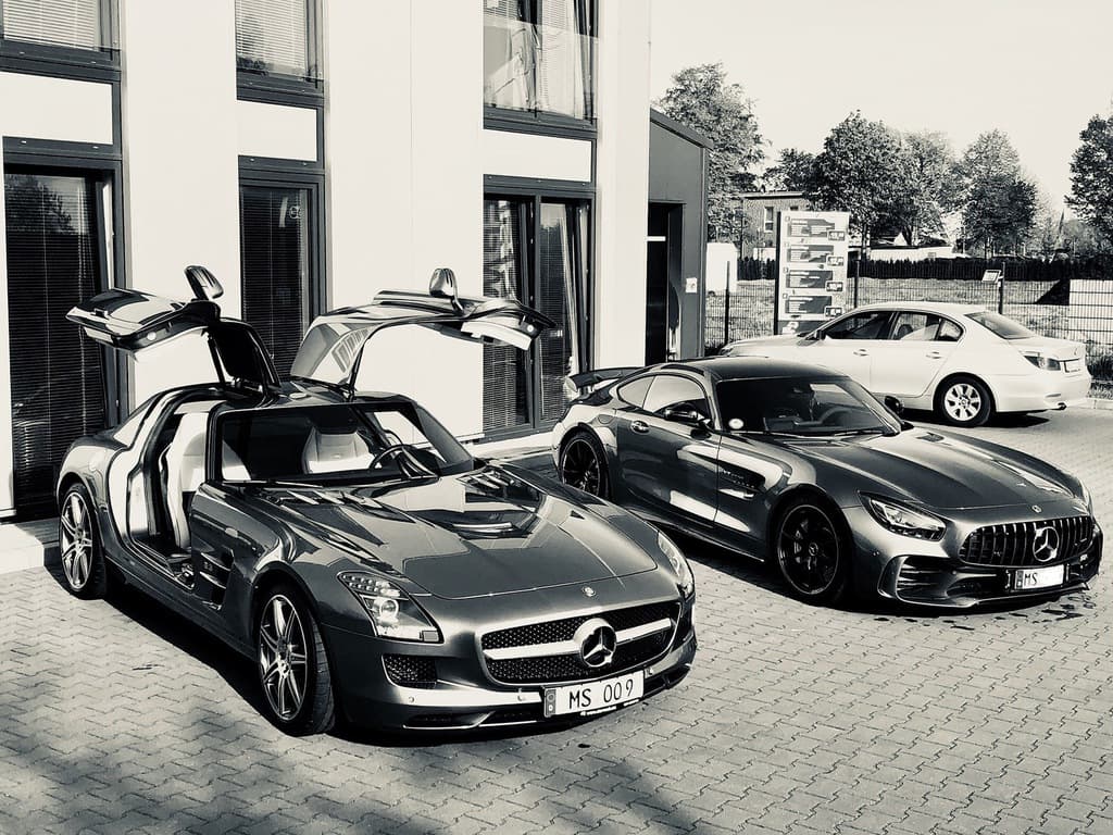 Mercedes SLS AMG und GT R — schwarzweiss.