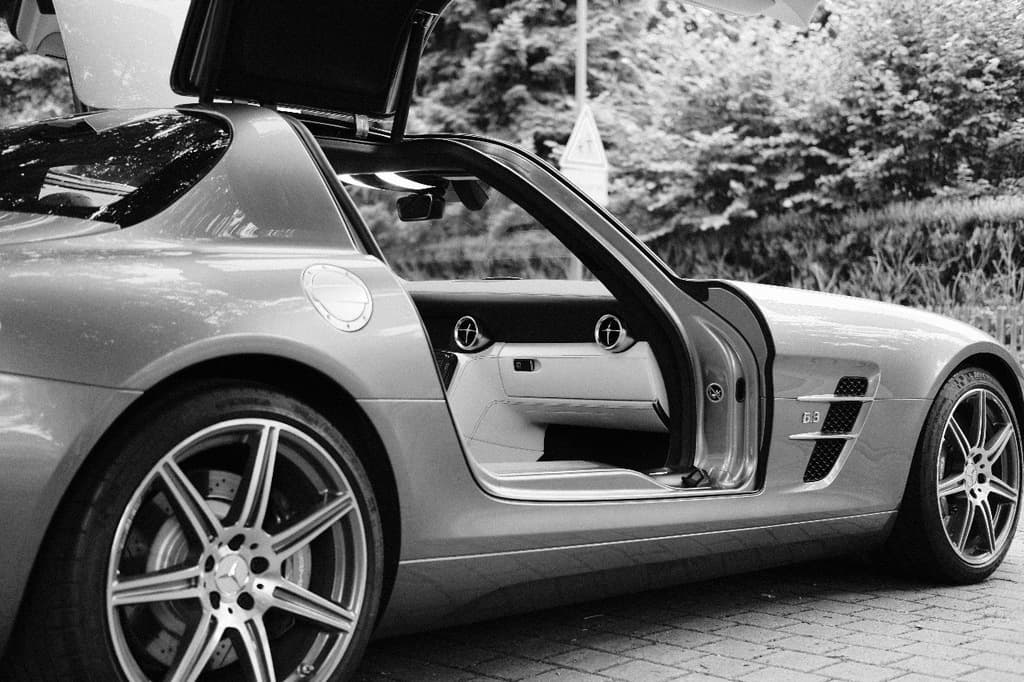 Mercedes SLS mit geöffneter Flügeltür.