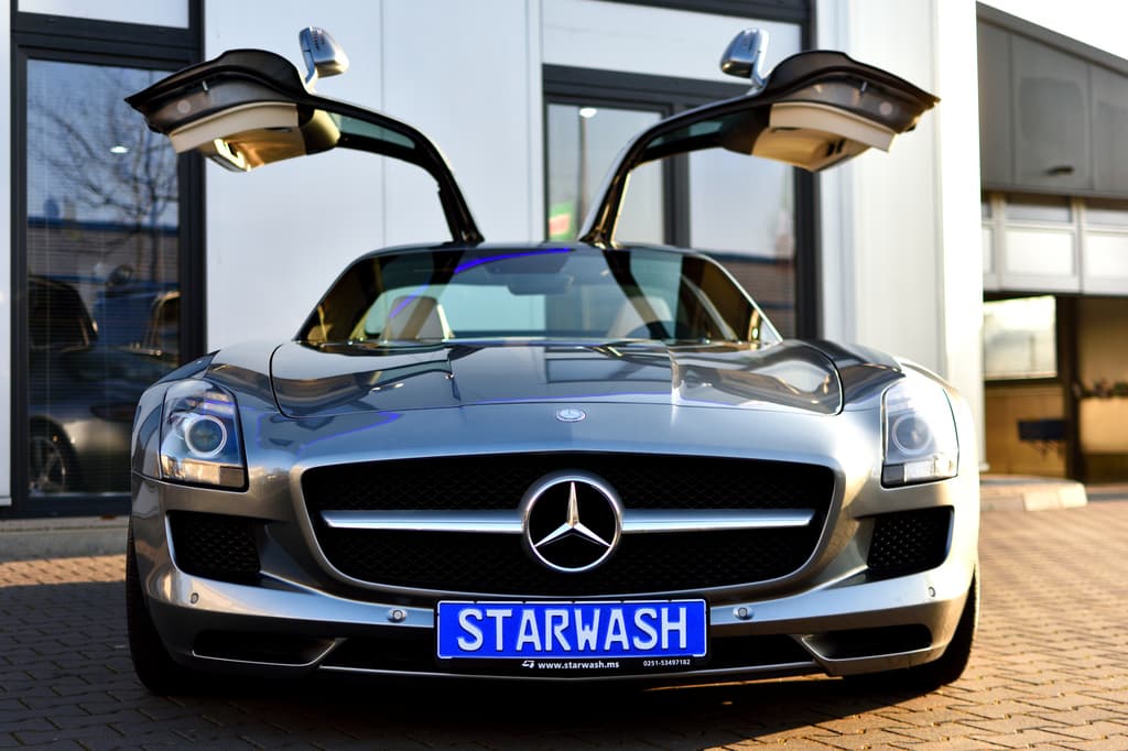 Mercedes SLS mit Flügeltüren und Haus-Kennzeichen.