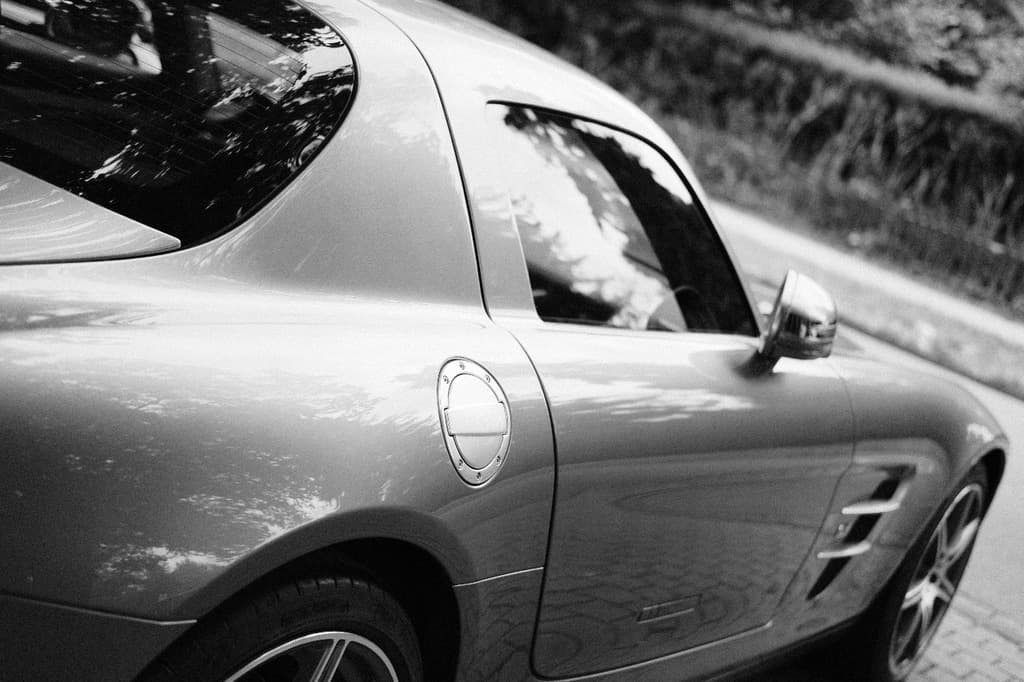 Tankdeckel- und Seiten-Detail des SLS in Schwarzweiss.