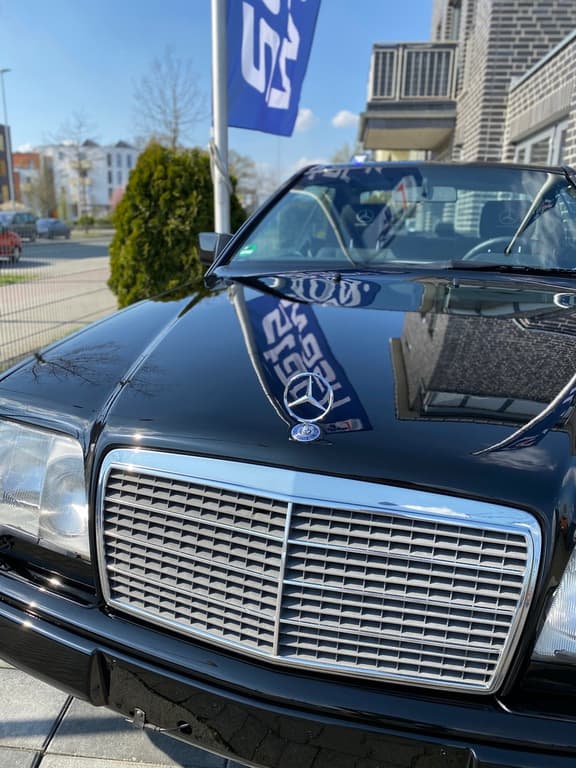 Schwarzer Mercedes W124 Cabrio — Front im Detail.