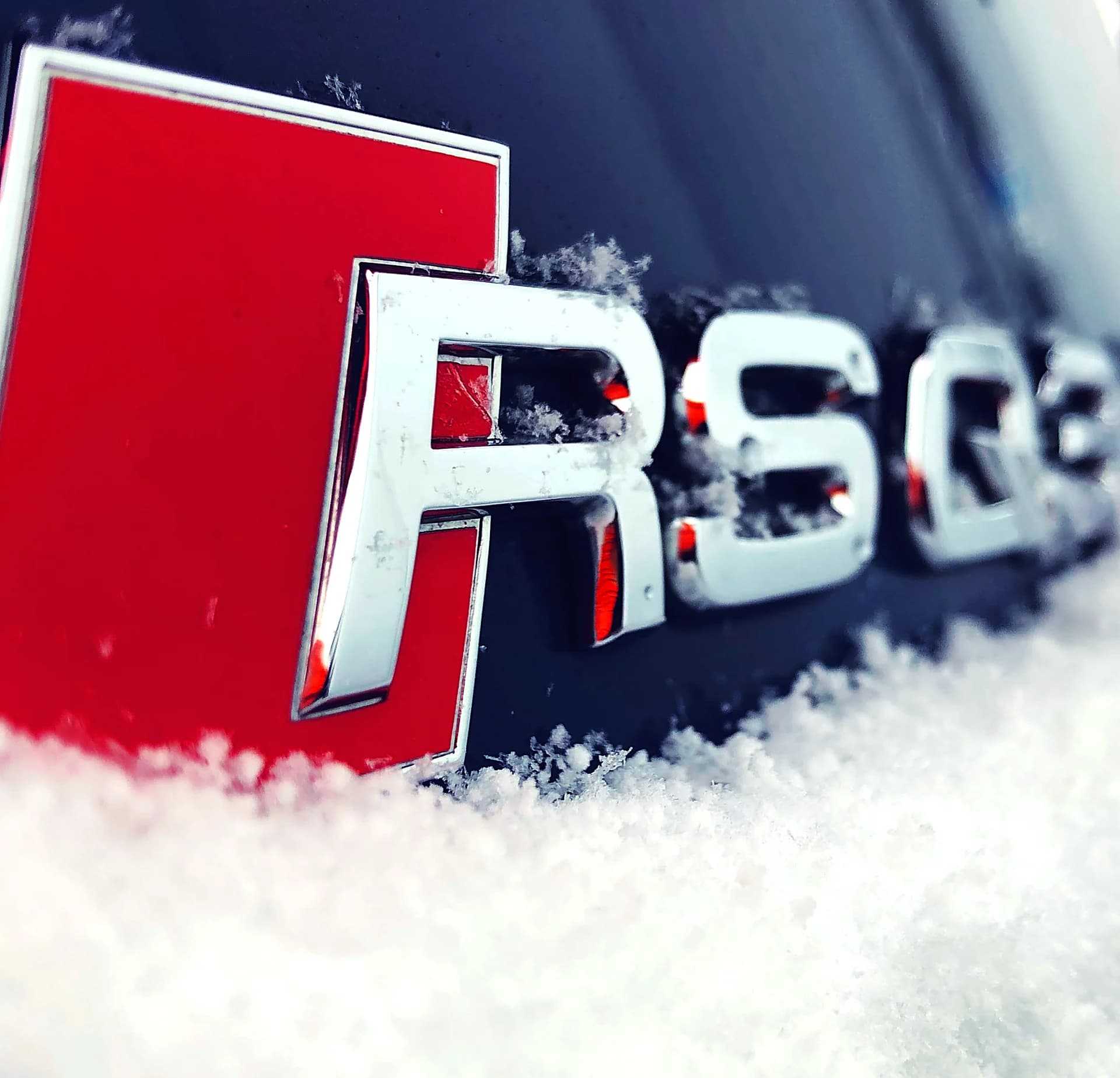 Audi RSQ3 Schriftzug-Detail im Schnee Makro-Aufnahme