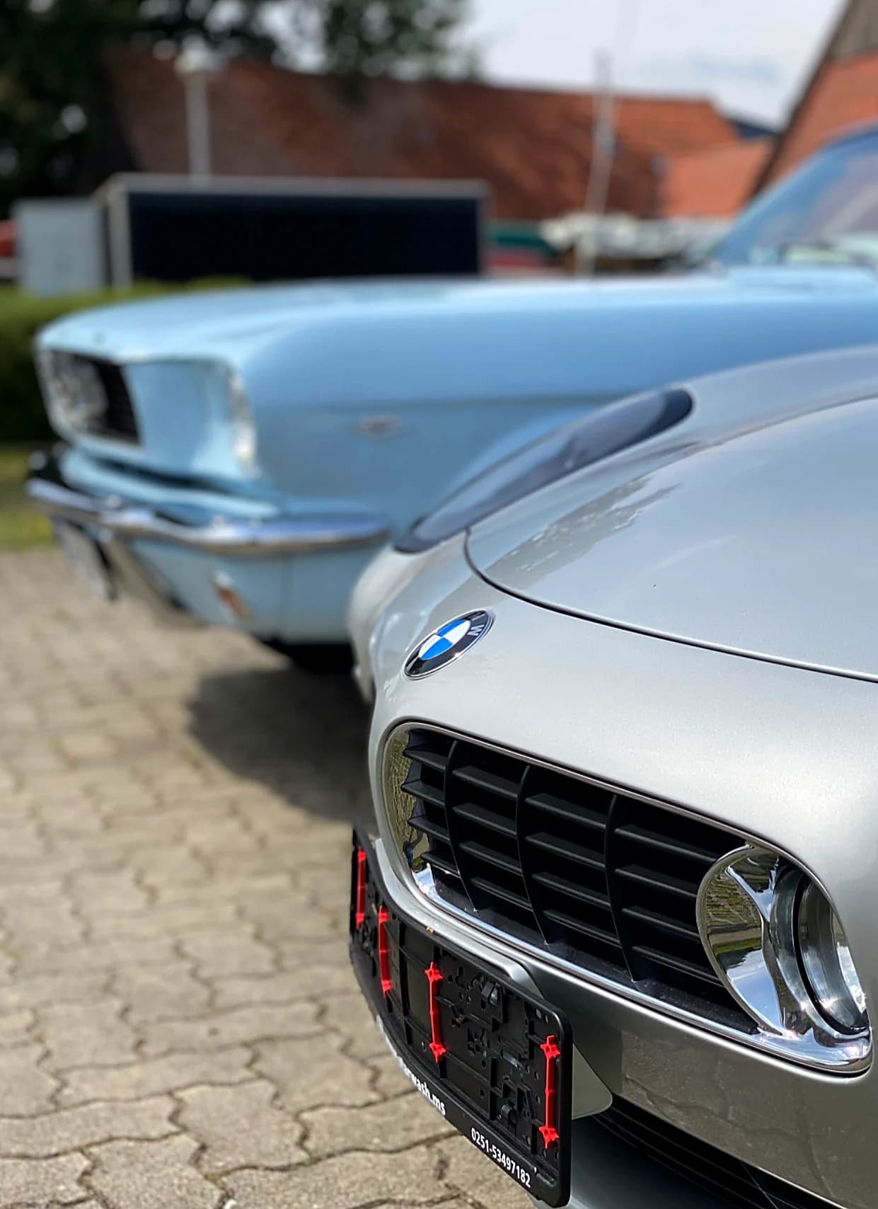 BMW 507 und Ford Mustang Oldtimer Front Detail