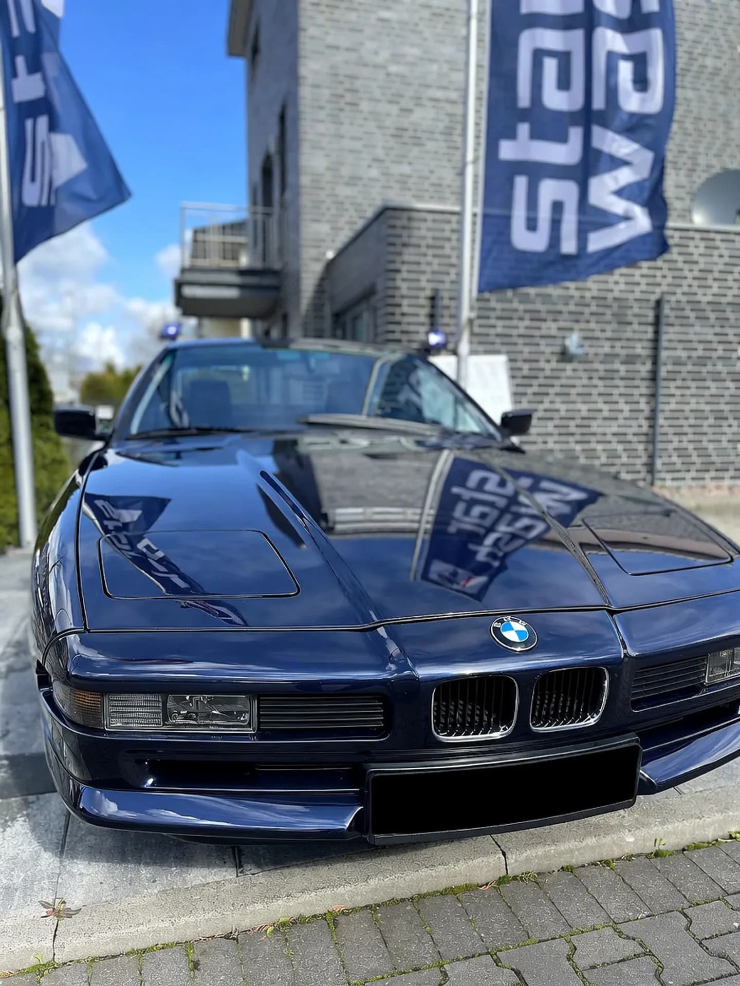 BMW 850 Front mit MS Kennzeichen vor Starwash Flaggen