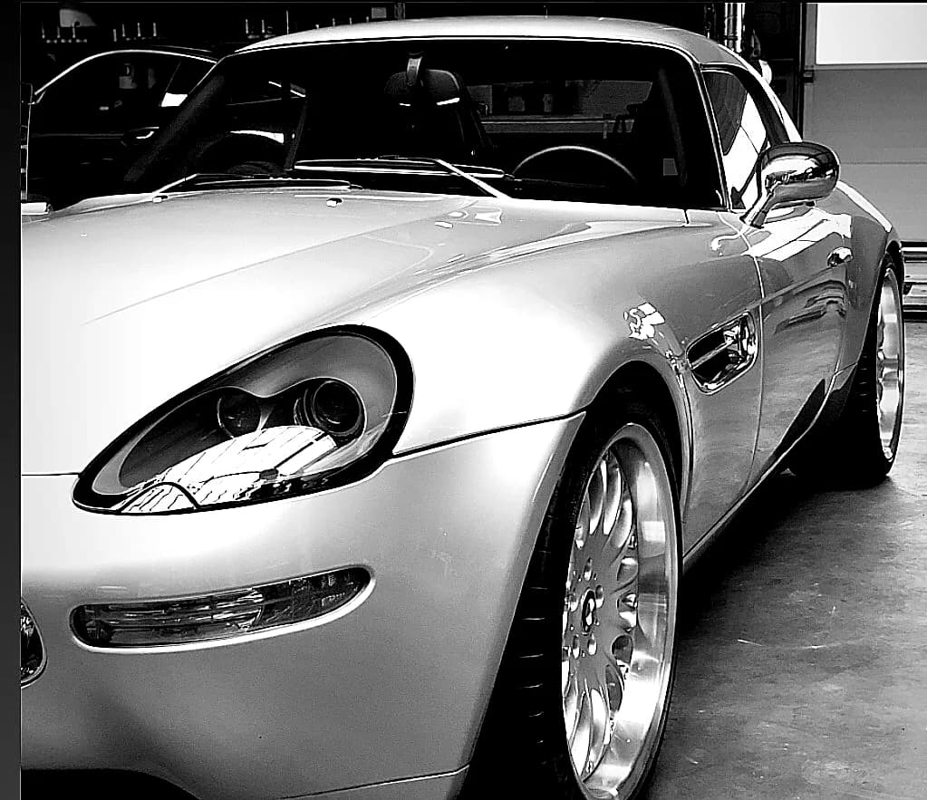 BMW Z8 silber Front-Detail in Werkstatt schwarz-weiss