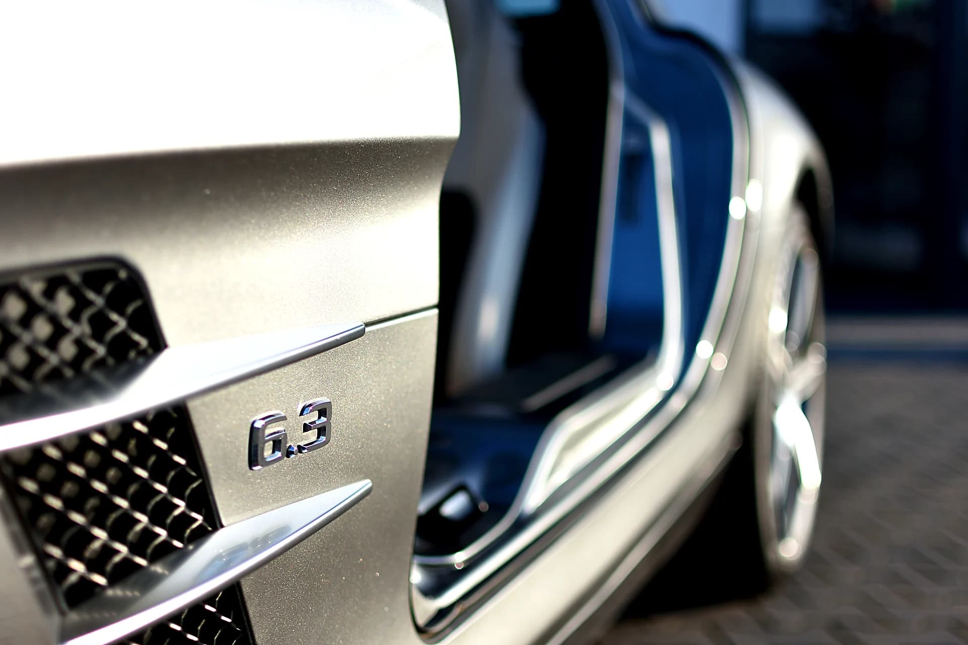 Detail 6.3 AMG Emblem am Kuehlergrill mit Fluegeltuer