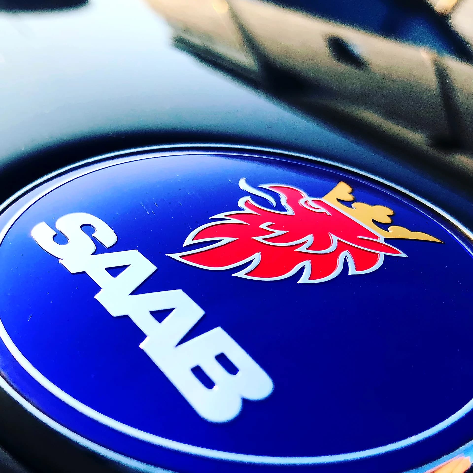 Saab Logo Detail-Aufnahme blau rot mit Greif