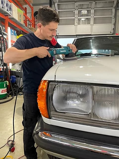 Scheinwerfer-Aufbereitung an einem Mercedes Oldtimer mit Makita Poliermaschine