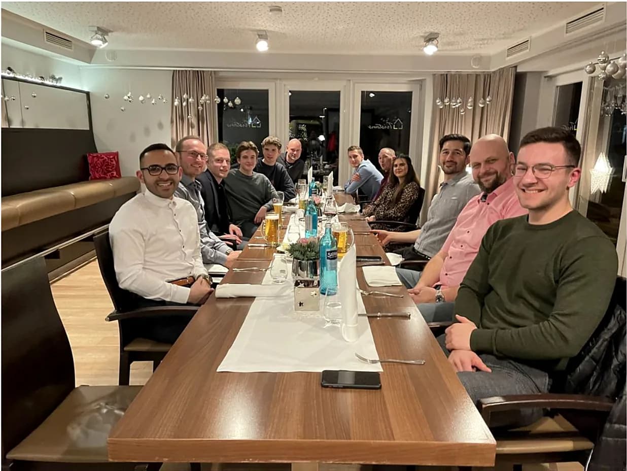 Star Tuning Team, gemeinsame Tafelrunde mit 11 Mitarbeitern